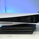 Imagen para el artículo titulado Probamos la PS5 y el nuevo DualSense (y sí, esta consola es enorme)